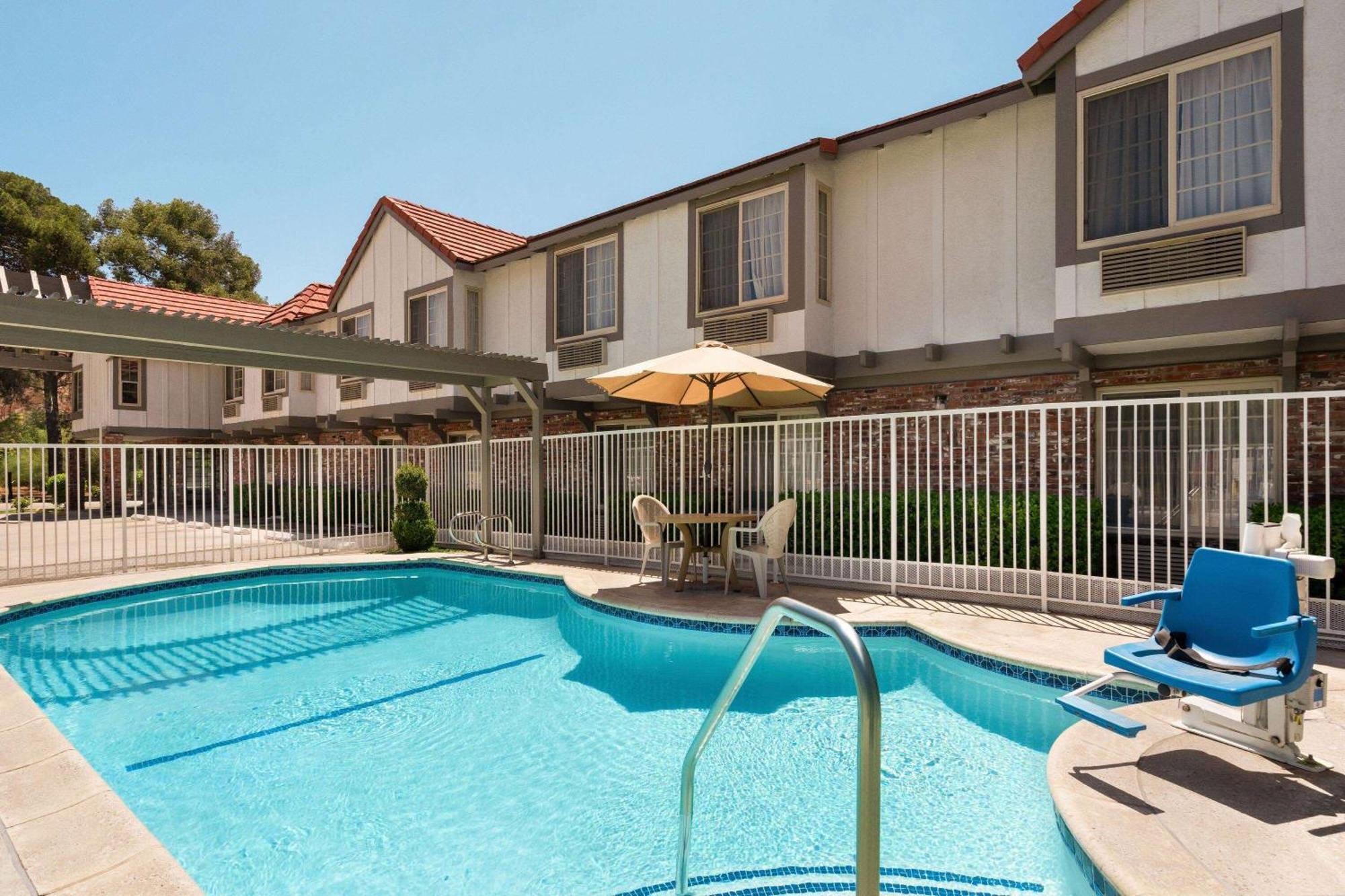 Мотель Super 8 By Wyndham Santa Clarita/Valencia Экстерьер фото