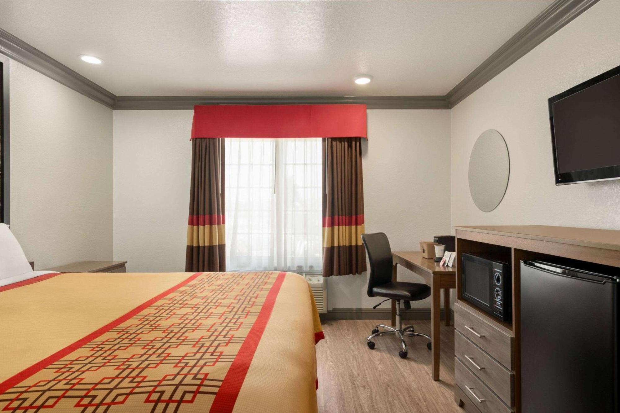 Мотель Super 8 By Wyndham Santa Clarita/Valencia Экстерьер фото